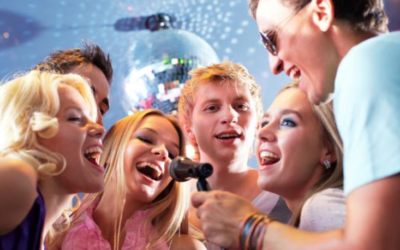 Las 11 mejores canciones en español para que ganes en la noche de karaoke