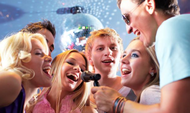 Las 11 mejores canciones en español para que ganes en la noche de karaoke
